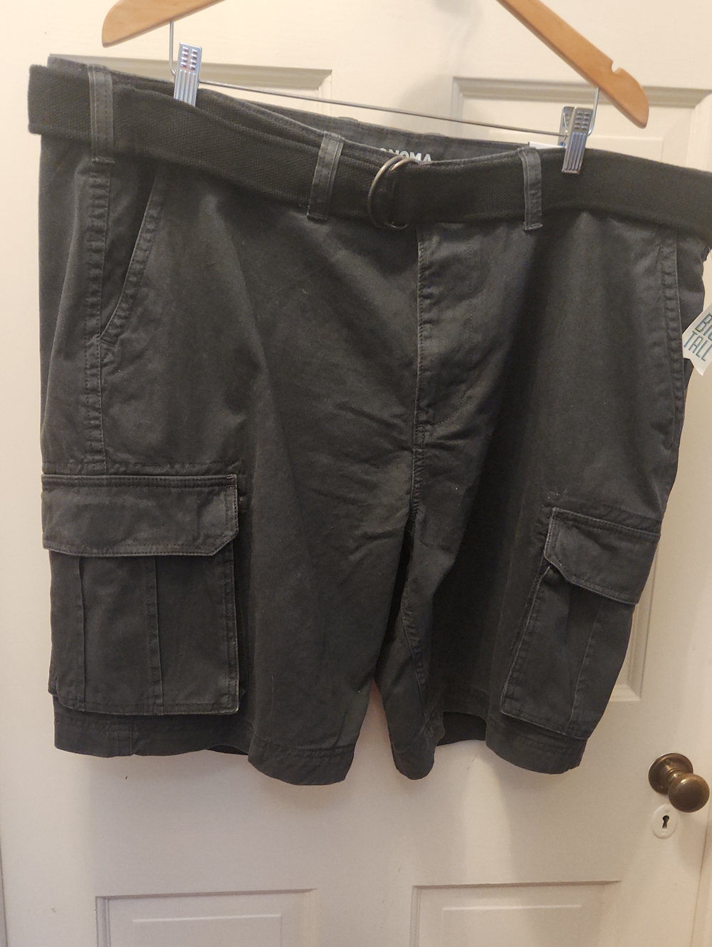 NWT. MEN'S BLACK BERMUDA SHORTS BY SONOMA WITH BLACK BELT. SIZE 46